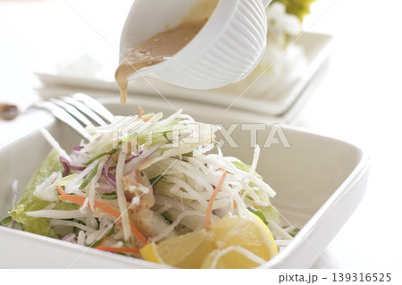 カット野菜の生野菜サラダ 139316525