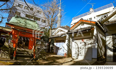 東京スカイツリーと榎戸稲荷神社(墨田区) 東京スカイツリーと榎戸稲荷神社(墨田区) 139316699