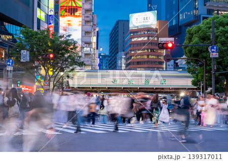 夜の渋谷スクランブル交差点 夜の渋谷スクランブル交差点 139317011