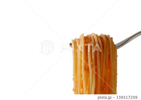 フォークで持ち上げた白背景のたらこパスタ フォークで持ち上げた白背景のたらこパスタ 139317209