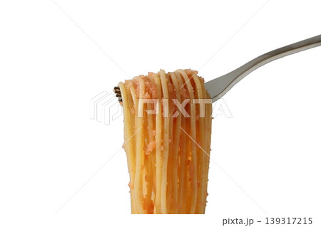 フォークで持ち上げた白背景のたらこパスタ フォークで持ち上げた白背景のたらこパスタ 139317215