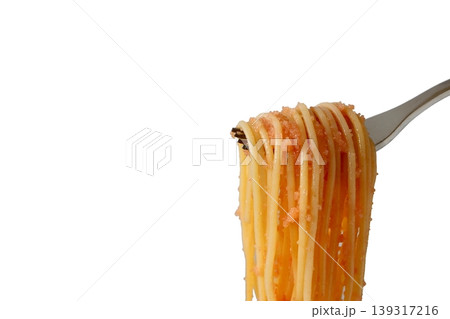 フォークで持ち上げた白背景のたらこパスタ フォークで持ち上げた白背景のたらこパスタ 139317216