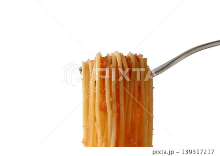 フォークで持ち上げた白背景のたらこパスタ 139317217