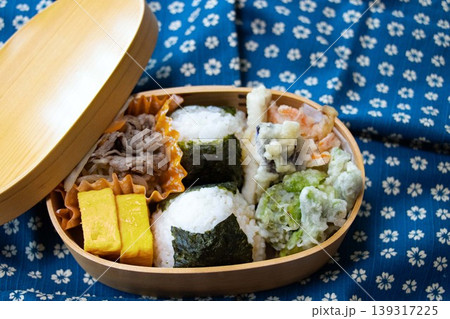 曲げわっぱに詰めた手作りおにぎり弁当 曲げわっぱに詰めた手作りおにぎり弁当 139317225