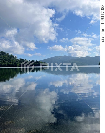 時が止まったような水鏡・然別湖の穏やかな湖面に溶け込む雲の風景 139317388