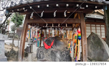 東京、牛嶋神社の撫で牛と色鮮やかな千羽鶴 139317854
