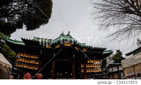 東京、牛嶋神社の社殿と夜を彩る提灯の灯り　 139317855