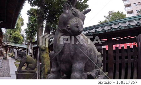 日本、東京、牛嶋神社の苔むした石像 139317857