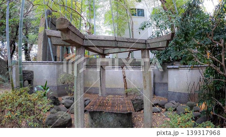 東京、三井邸から移設された珍しい三角鳥居と神井 139317968