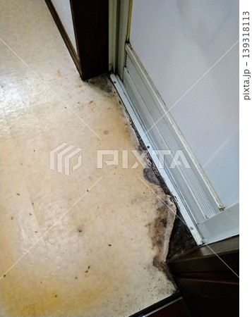 老朽化した洗面所の床 老朽化した洗面所の床 139318113