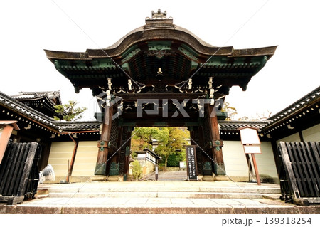 京都府　大谷祖廟　総門 (表唐門)　京都市東山区円山町 2022年 3月 139318254