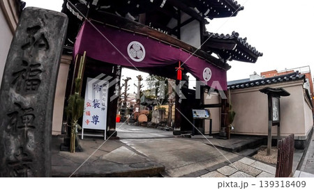 東京、弘福寺の山門から望む大雄宝殿と歴史的建築 139318409