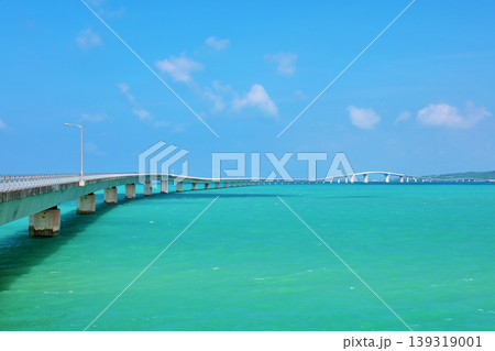 沖縄　伊良部大橋からの青空と海 139319001