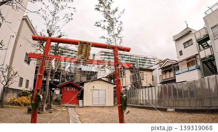 東京、下乃稲荷神社の鳥居と境内の風景 東京、下乃稲荷神社の鳥居と境内の風景 139319068