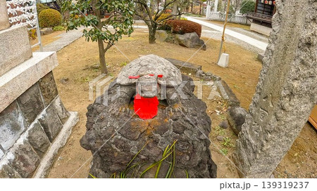 東京、歴史ある隅田川神社の石亀の祠と鏡餅 東京、歴史ある隅田川神社の石亀の祠と鏡餅 139319237