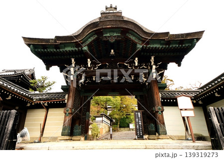 京都府　大谷祖廟　総門 (表唐門)　京都市東山区円山町 2022年 3月 139319273