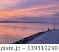 瀬戸内海・豊島の海辺で夕焼けを眺める静かなひととき 139319290
