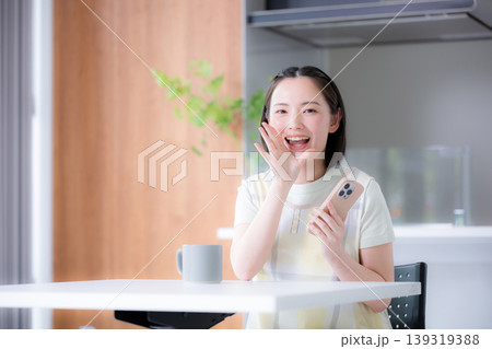 口コミや紹介で応援するポーズの主婦のようなエプロンを着た女性 139319388