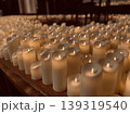 礼拝堂を優しく照らす無数のキャンドルの灯りと静寂 139319540