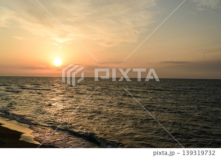 早春の内灘海岸の夕焼け 139319732