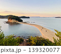 小豆島・エンジェルロードの朝焼けと静寂の瀬戸内海 139320077