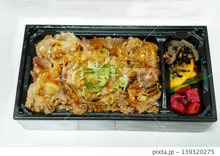 日本のテイクアウト文化を象徴する牛肉重弁当、甘辛い味付けの薄切り肉とご飯が絶妙な仕出し弁当 日本のテイクアウト文化を象徴する牛肉重弁当、甘辛い味付けの薄切り肉とご飯が絶妙な仕出し弁当 139320275