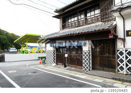 賢島商店街　老舗真珠店と遊覧船乗り場　三重県　 139320485
