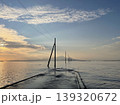 熊本・長部田海床路の夕暮れと海に続く電柱の風景 139320672