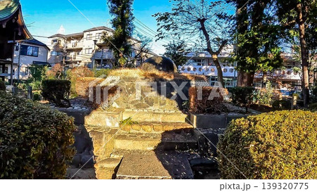 東京、葛飾区の史跡 柴又八幡神社にある古墳 139320775