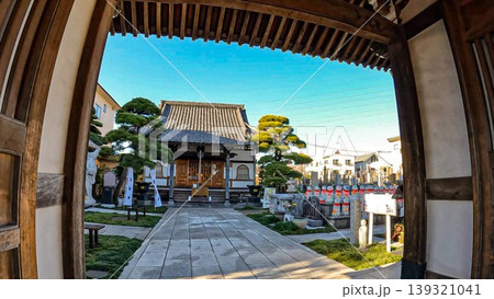 東京、良観寺の門から望む本堂と地蔵尊の風景 東京、良観寺の門から望む本堂と地蔵尊の風景 139321041