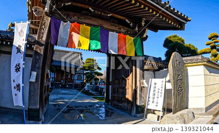 東京、良観寺の門から望む本堂と地蔵尊の風景 139321044
