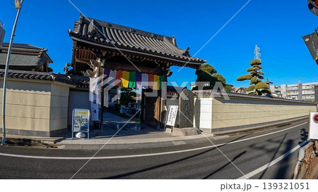 東京、青空に映える良観寺の山門と五色幕 東京、青空に映える良観寺の山門と五色幕 139321051