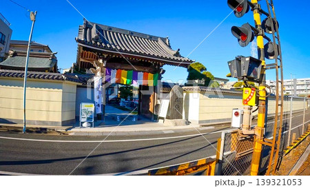 東京、青空に映える良観寺の山門と五色幕 東京、青空に映える良観寺の山門と五色幕 139321053