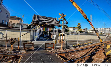 東京、青空に映える良観寺の山門と五色幕 139321055