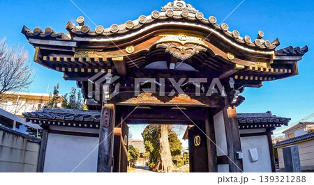 東京、青空に映える真光寺の山門と歴史的建造物 東京、青空に映える真光寺の山門と歴史的建造物 139321288