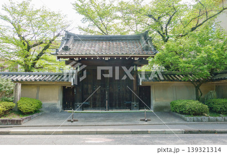 京都府立鴨沂高等学校の歴史ある校門 139321314