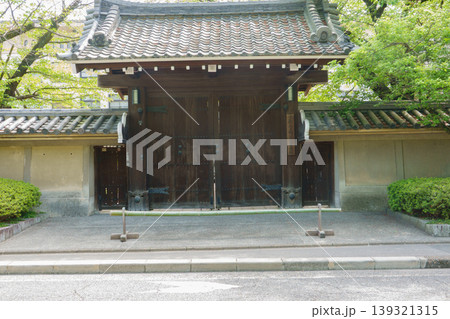 京都府立鴨沂高等学校の歴史ある校門 139321315