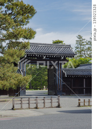 春の京都御所の御門 春の京都御所の御門 139321328