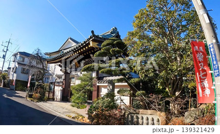 京、住宅街に佇む歴史ある万福寺の入り口 139321429