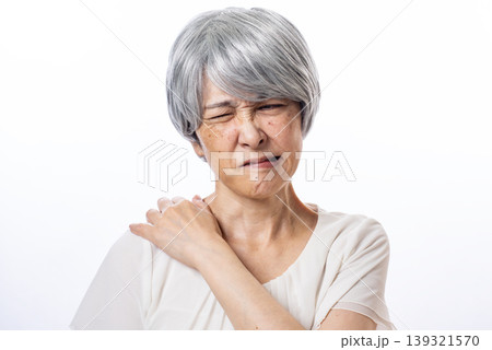 肩こりに悩む白髪のシニア女性 肩こりに悩む白髪のシニア女性 139321570