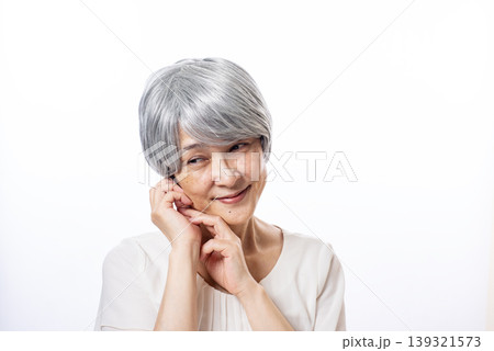 うっとりと微笑む白髪のシニア女性 うっとりと微笑む白髪のシニア女性 139321573
