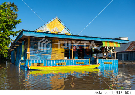 Traditional Bugis floating houses on Lake Tempe, Sulawesi, Indonesia 139321603