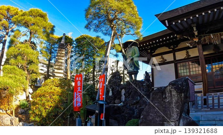 東京。柴又七福神 医王寺の弘法大師像と境内風景 139321688