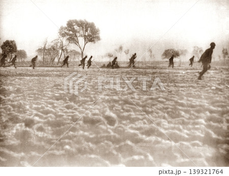古写真　1937年11月　日中戦争中　山東省の雪原で突撃する日本陸軍 139321764