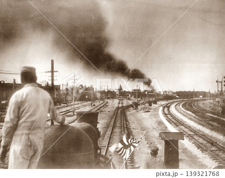 古写真　1937年12月　日中戦争中　上海北駅を鉄道で移動する日本陸軍 139321768