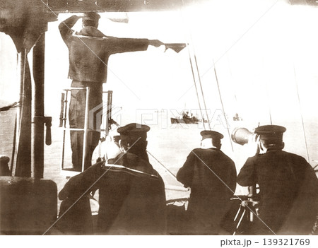 古写真 1937年12月 日中戦争中 手旗信号を送る日本海軍 古写真 1937年12月 日中戦争中 手旗信号を送る日本海軍 139321769