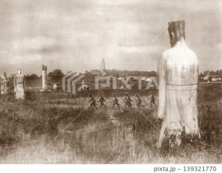古写真　1937年12月　日中戦争中　蘇州の雲巌寺塔付近を進軍する日本陸軍 139321770