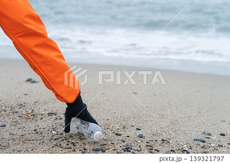 砂浜でゴミ拾いをする人 砂浜でゴミ拾いをする人 139321797