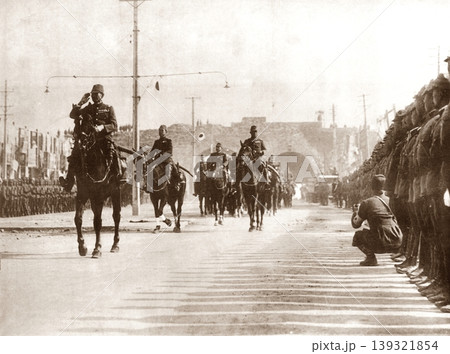 古写真 1937年12月17日 日中戦争中 南京占領後、南京城に入城する日本陸軍 古写真 1937年12月17日 日中戦争中 南京占領後、南京城に入城する日本陸軍 139321854