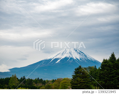 薄曇りの空と雪の残る富士山 薄曇りの空と雪の残る富士山 139321945